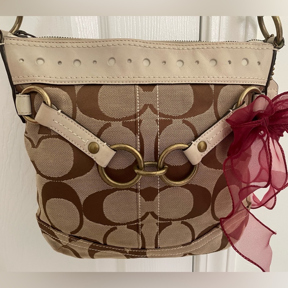 Coach Signature Crossbody bag. J0668-10564